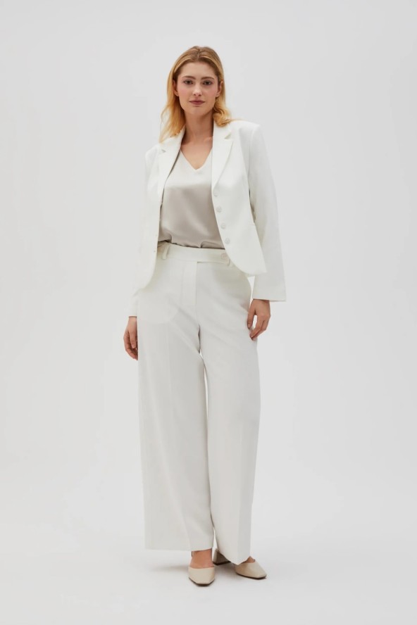 Spodnie w kant z szerokimi nogawkami białe