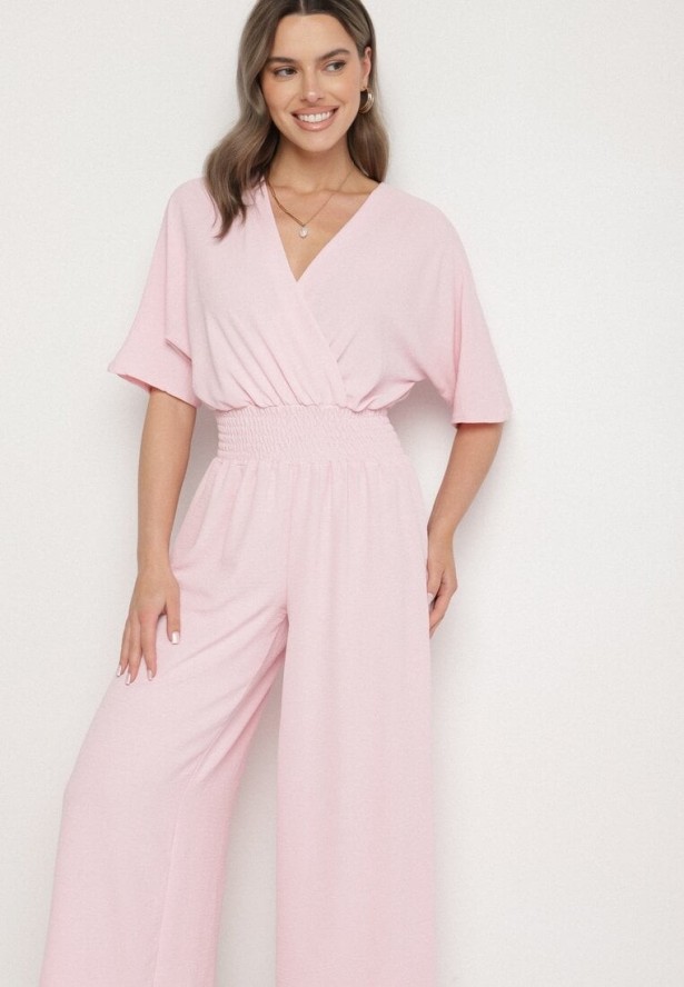 Jasnoróżowy Kopertowy Kombinezon z Gumką w Talii i Szerokimi Nogawkami Vimashea
