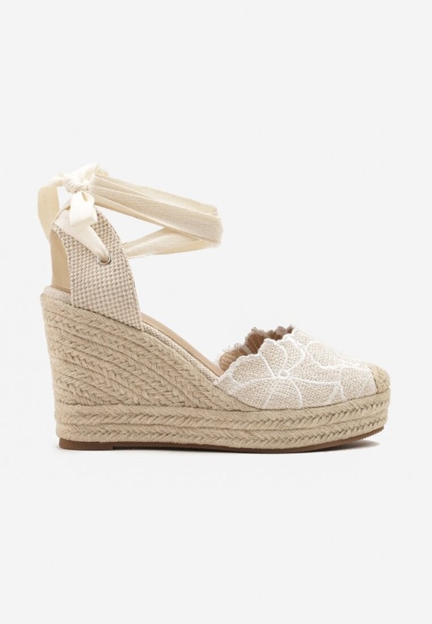 Beżowe Sandały na Koturnie z Plecionki z Haftem i Ozdobnym Wiązaniem Mevolina