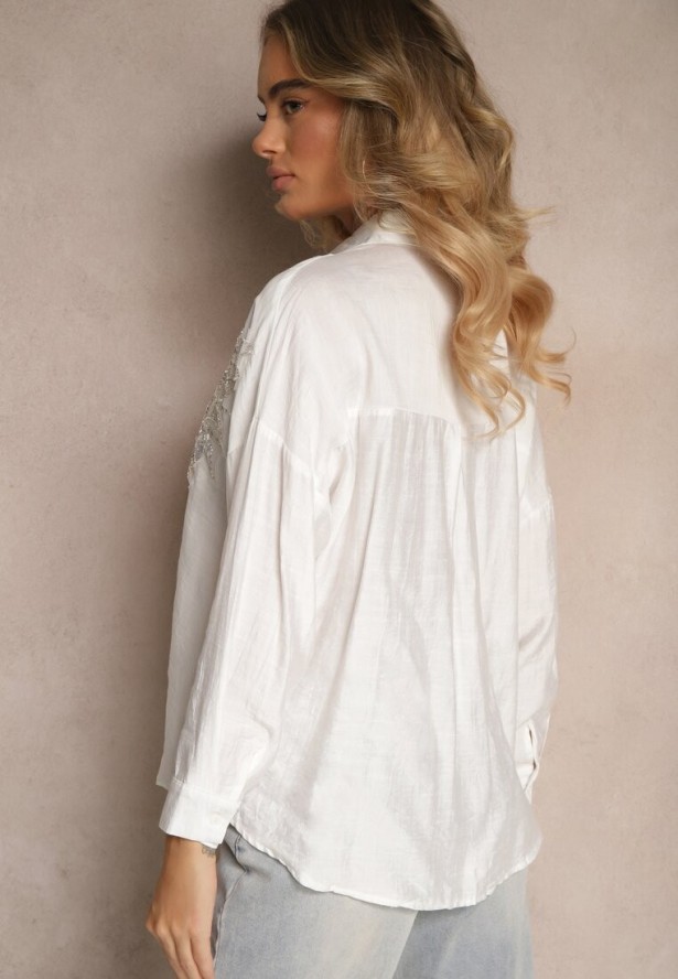 Biała Koszula z Wiskozą o Kroju Oversize z Cyrkoniową Aplikacją Maliera