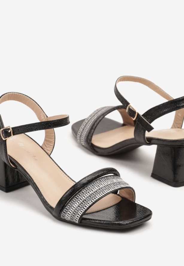 Czarne Sandały na Stożkowym Obcasie z Ozdobnymi Paskami Ndivaya