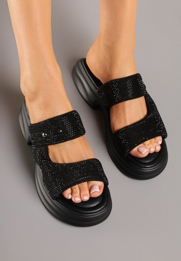 Czarne Klapki na Grubej Podeszwie Ozdobione Cyrkoniami i Wycięciami Kalivna