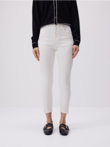 Jeansy slim push up - biały