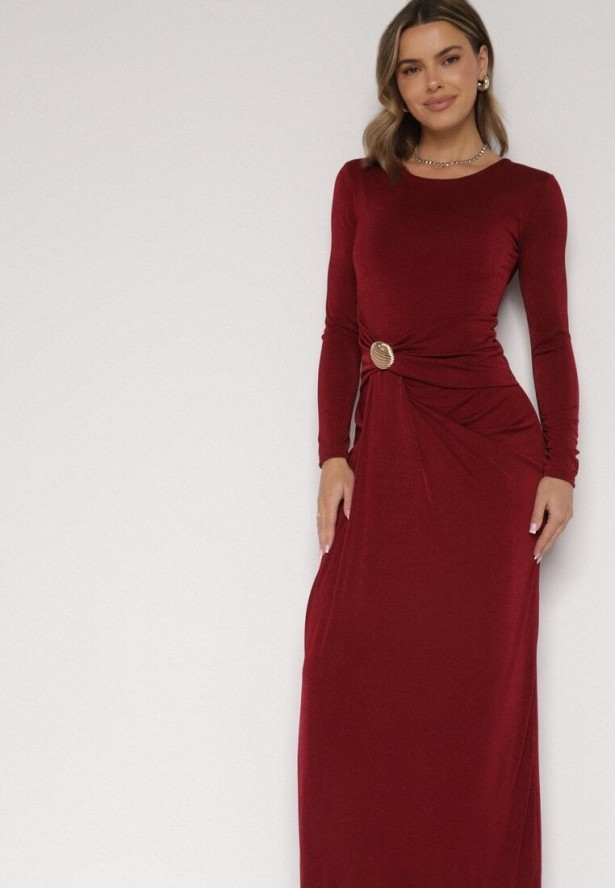 Bordowa Taliowana Sukienka o Eleganckim Kroju z Marszczeniem i Aplikacją Sewedina