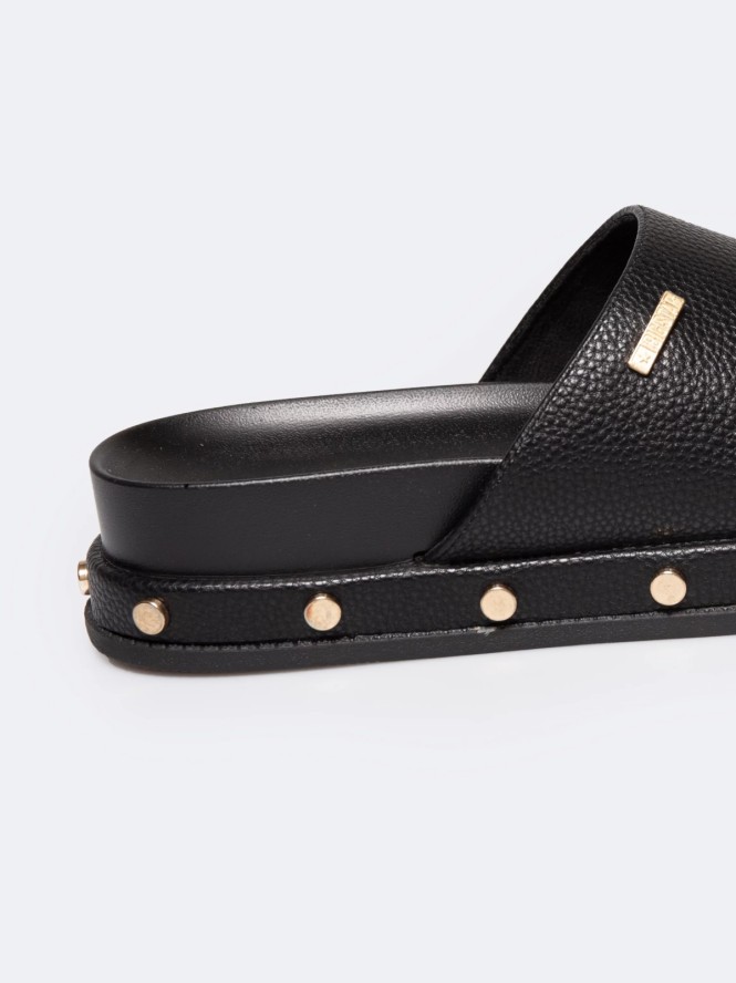 Klapki damskie na podwyższonej podeszwie z ozdobnymi nitami RR274214 906