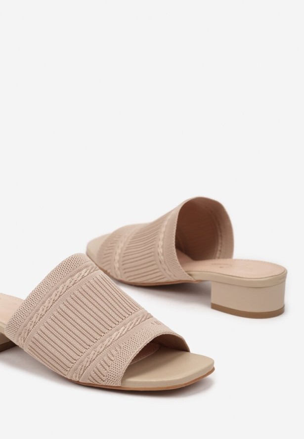 Beżowe Klapki na Słupku Ozdobione Tłoczoną Cholewką Dolavera