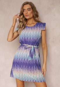 Fioletowa Sukienka Pudełkowa w Geometryczny Wzór z Wiązanym Paskiem Dominta