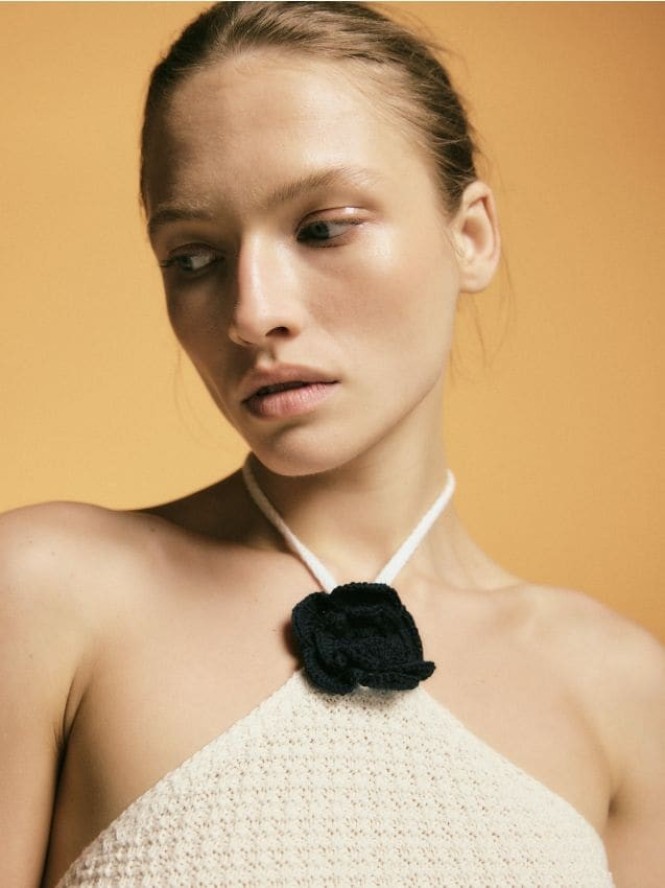 Top z szydełkowanym kwiatem - złamana biel