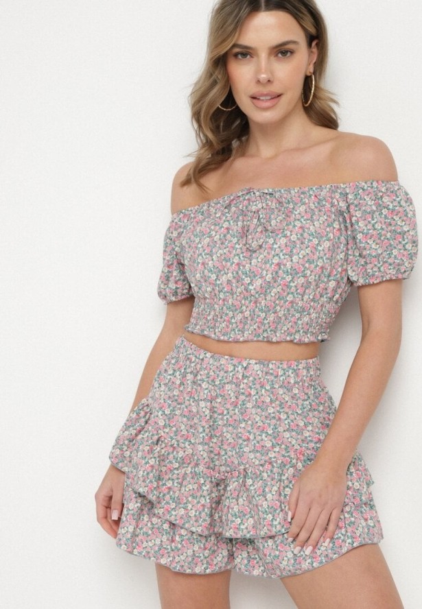 Zielono-Różowy Komplet Bluzka Hiszpanka i Spódnico-Spodenki z Falbankami Sadelissea