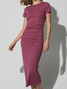 Bawełniana sukienka midi z marszczeniem po bokach - różowy