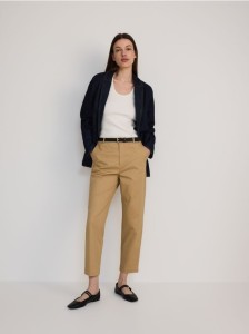Spodnie chino z paskiem - beżowy