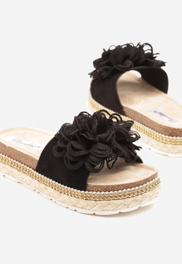 Czarne Klapki na Grubej Podeszwie Zdobione Kwiatową Aplikacją Sopelle