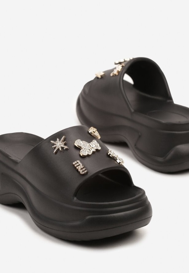 Czarne Klapki na Platformie z Metalowymi Aplikacjami i Cyrkoniami Dorlia