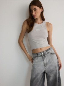 Top z haftem - jasnoszary