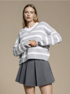 Sweter w paski z dekoltem V - biały