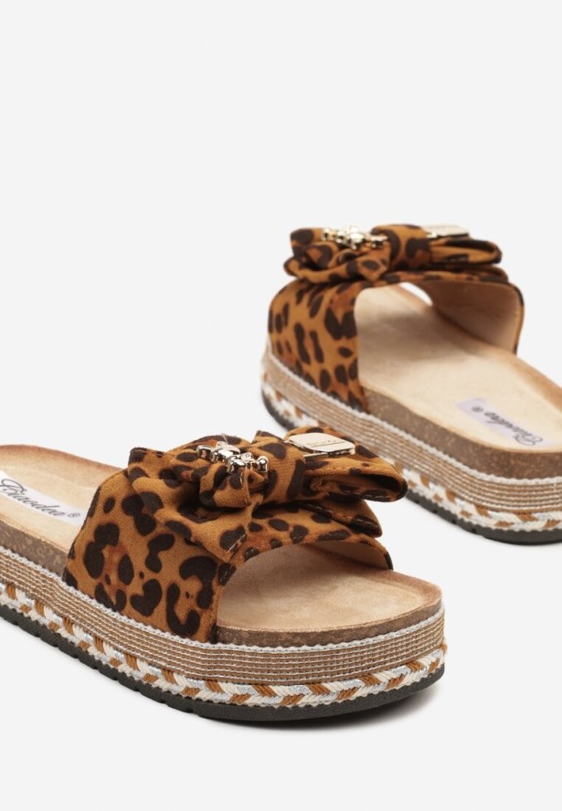 Panterkowe Klapki na Grubej Podeszwie Zdobione Kokardą z Metalicznymi Aplikacjami Tenalenea