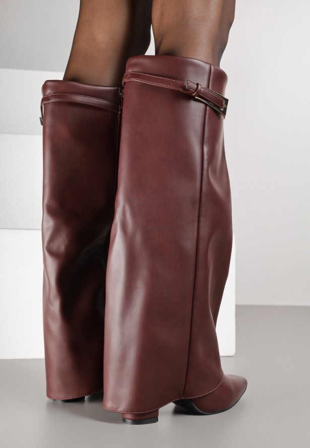 Bordowe Kozaki na Słupku Typu Kowbojki Ozdobione Klamrą i Wywiniętą Cholewką Nalonea