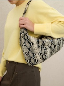 Torebka na ramię z wężowym motywem - wielobarwny