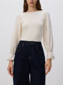 Sweter z ozdobnym rękawem - kremowy
