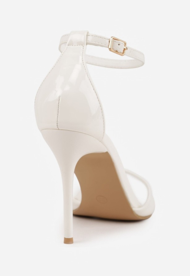 Białe Sandały z Paskiem wokół Kostki i Noskiem w Szpic z Lakierowanej Imitacji Skóry Santel