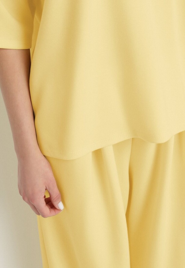 Żółty Komplet z Wiskozą Szerokie Spodnie i Bluzka z Dekoltem w Serek Zeilora