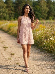 Koronkowa sukienka mini na ramiączkach - różowy