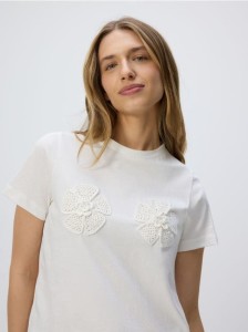 T-shirt z szydełkowanymi aplikcjami - złamana biel