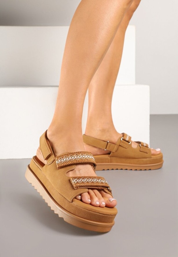 Brązowe Sandały na Grubej Podeszwie z Zapięciem na Rzep i Ozdobnym Haftem Soricca