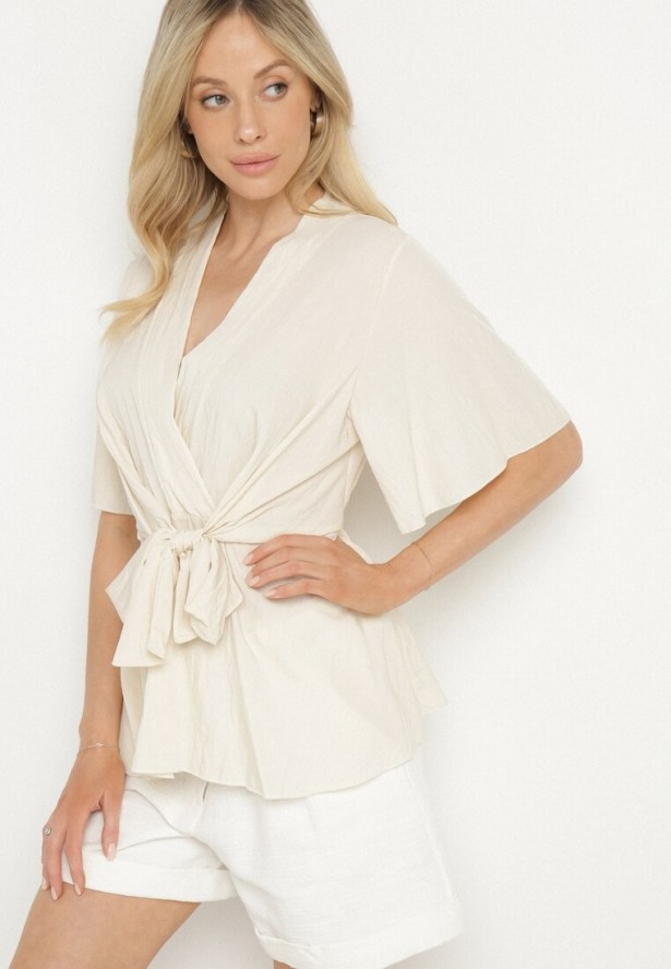 Jasnobeżowa Kopertowa Bluzka z Wiskozą Ozdobiona Supłem Tanathria