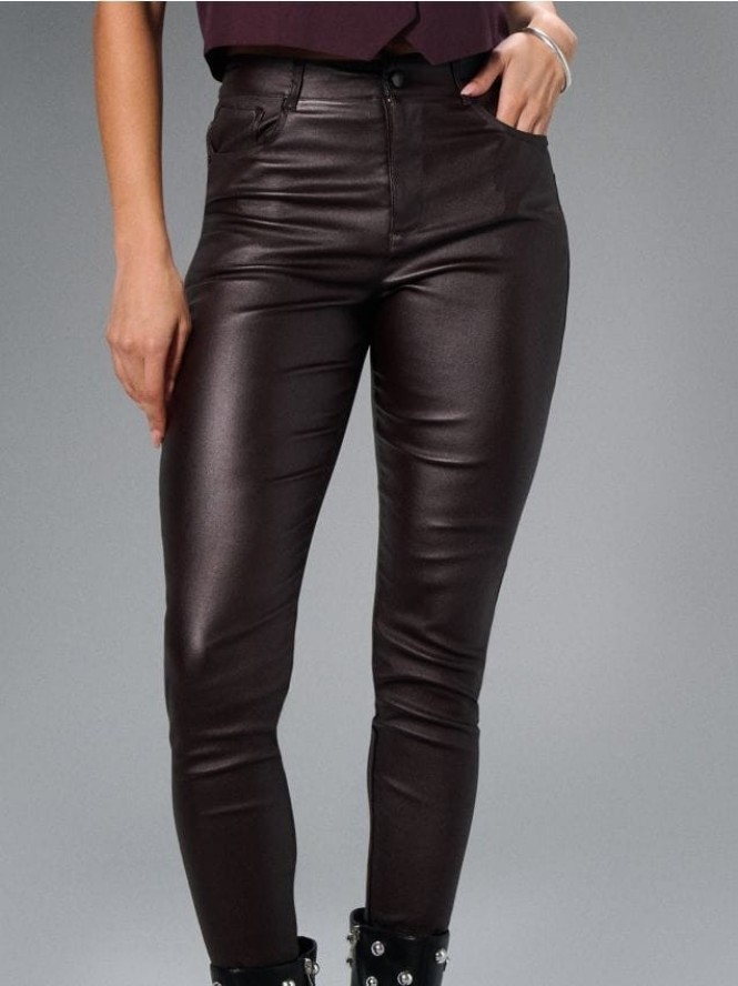 Spodnie z imitacji skóry - brązowy