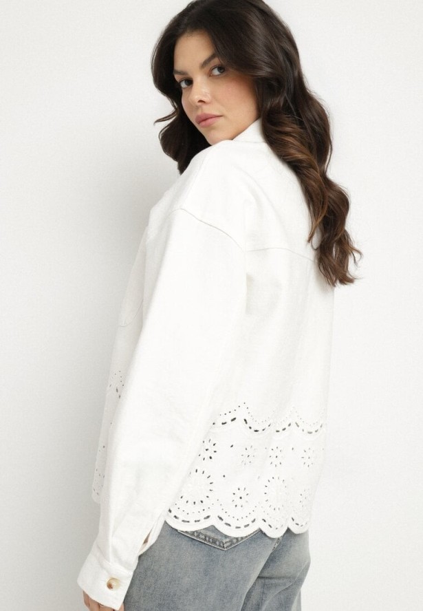 Biała Kurtka Koszulowa z Kieszeniami i Ażurowym Tłoczeniem Kaliven