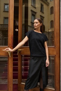 Błyszcząca bluzka z krótkimi rękawami czarna