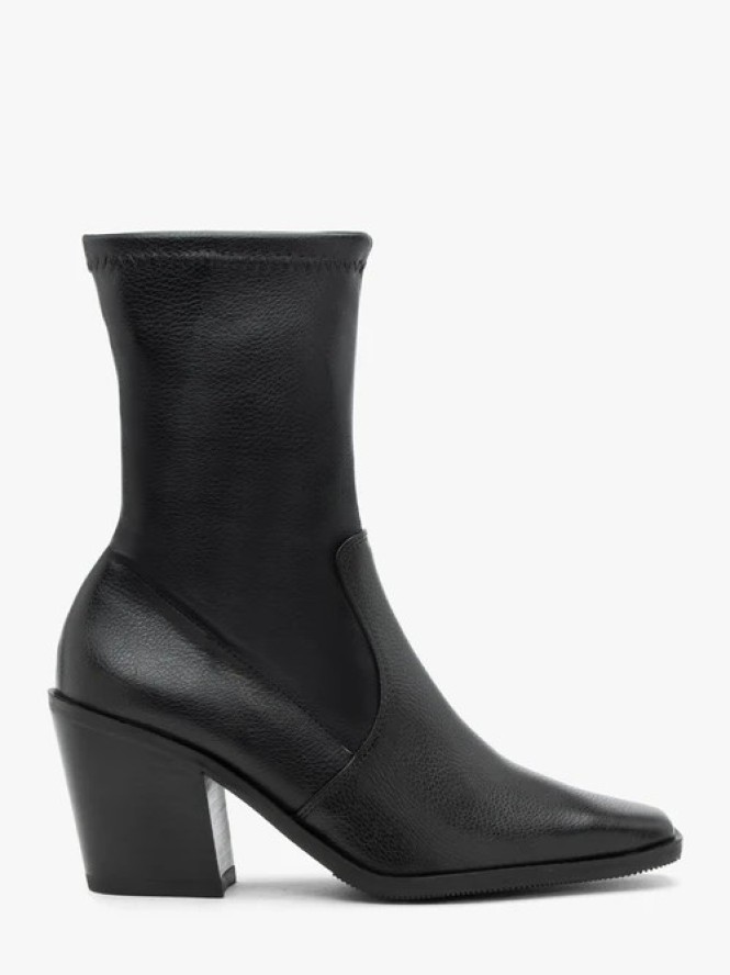 Czarne wyższe botki z elastyczną cholewką