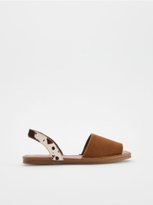 Zamszowe klapki z paskiem - wielobarwny