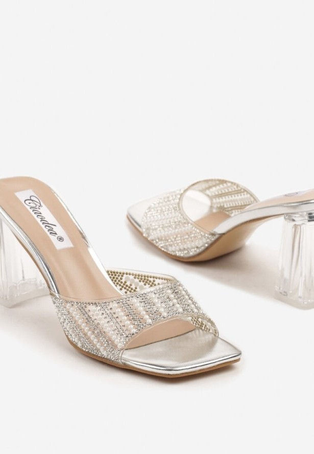 Srebrne Klapki na Transparentnym Słupku Zdobione Perłami Emreina