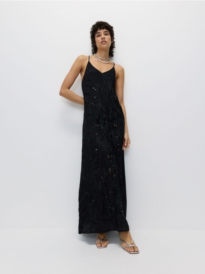 Sukienka z ozdobnym haftem - czarny