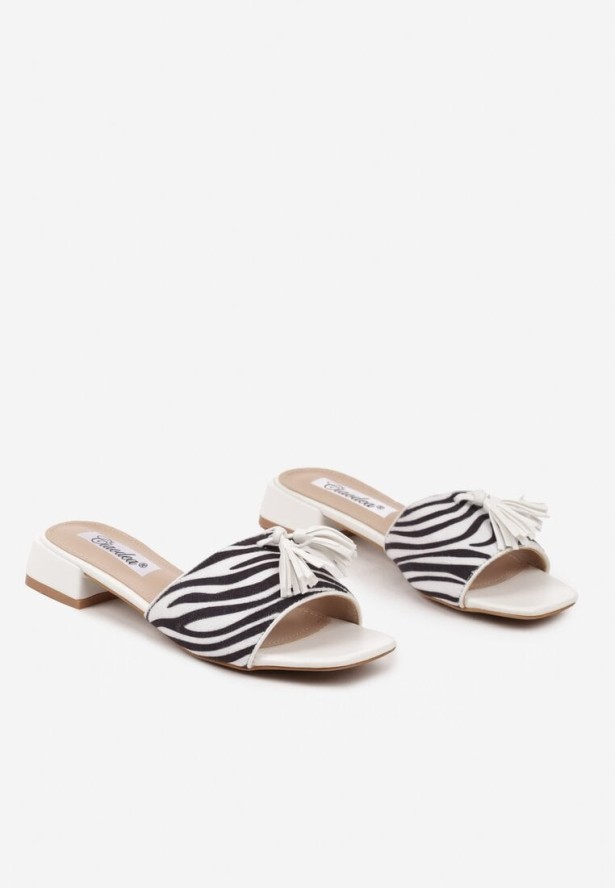 Białe Klapki na Niskim Obcasie z Frędzlami Zdobione Animal Printem Elanindel