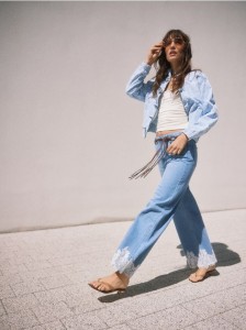 Jeansy wide leg z koronką - niebieski