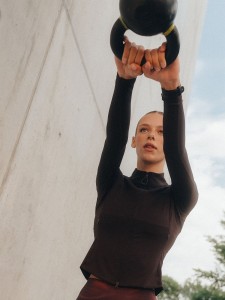 4F Bluza treningowa slim bez kaptura damska - brązowa L