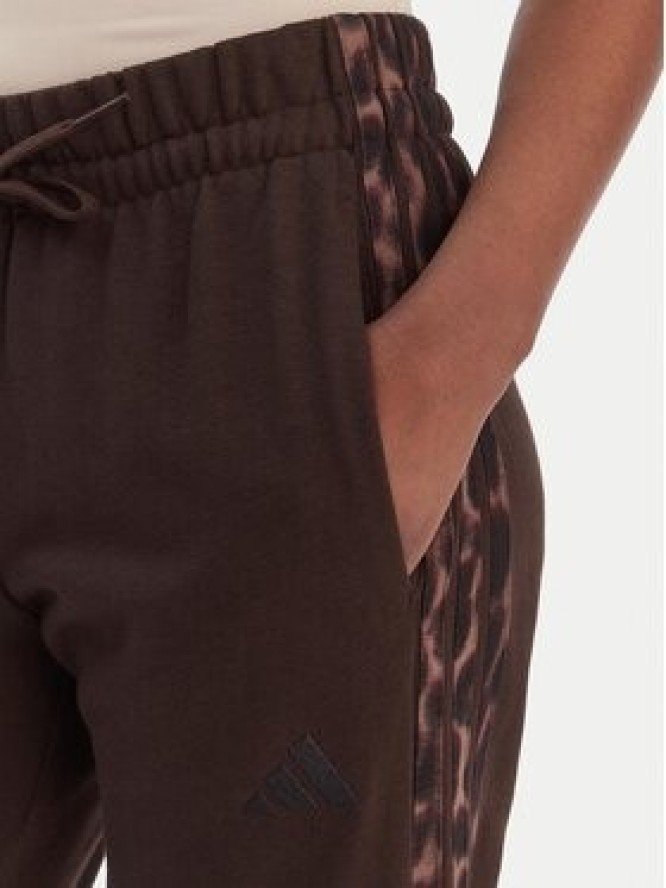 adidas Spodnie dresowe Seasonal Essentials Leopard Print KA4720 Brązowy Regular Fit
