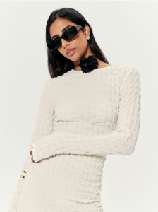 Sukienka mini ze strukturalnym wzorem - kremowy