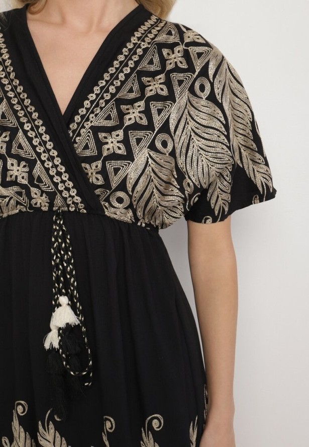 Czarna Kopertowa Sukienka z Wiskozy Ozdobiona Frędzlami Redare