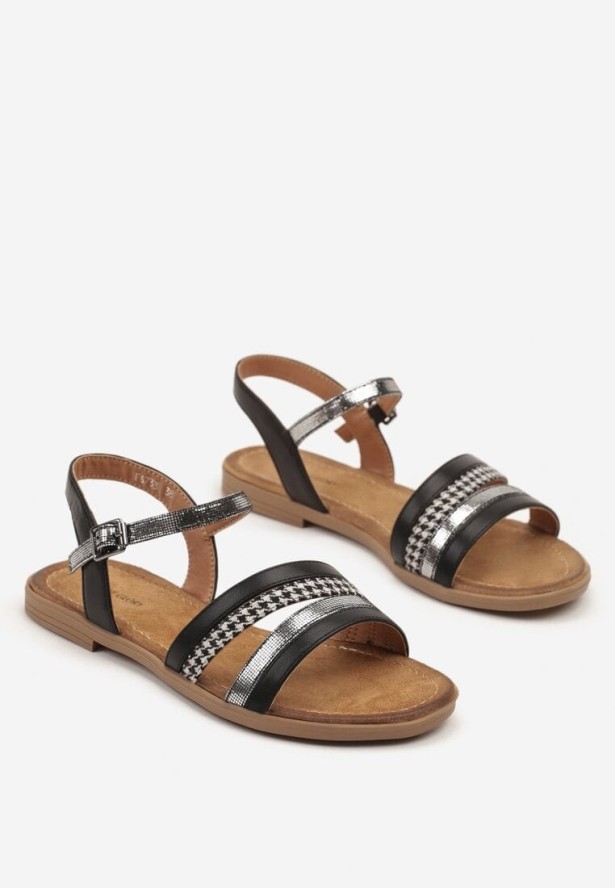 Czarne Sandały na Płaskiej Podeszwie z Metalicznymi Zdobieniami Hirvanis