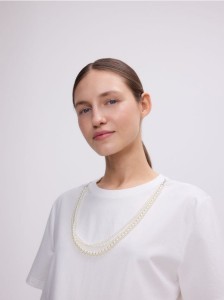 T-shirt z odpinanym zdobieniem - złamana biel