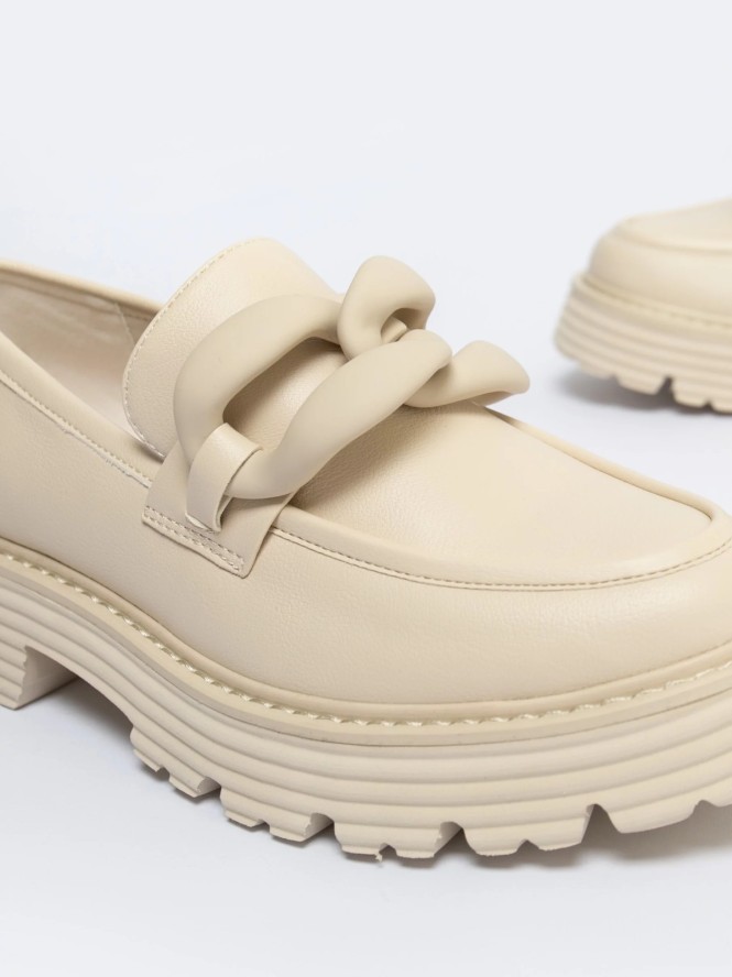 Mokasyny damskie z ozdobnym łaŅcuchem beżowe LL274581 801