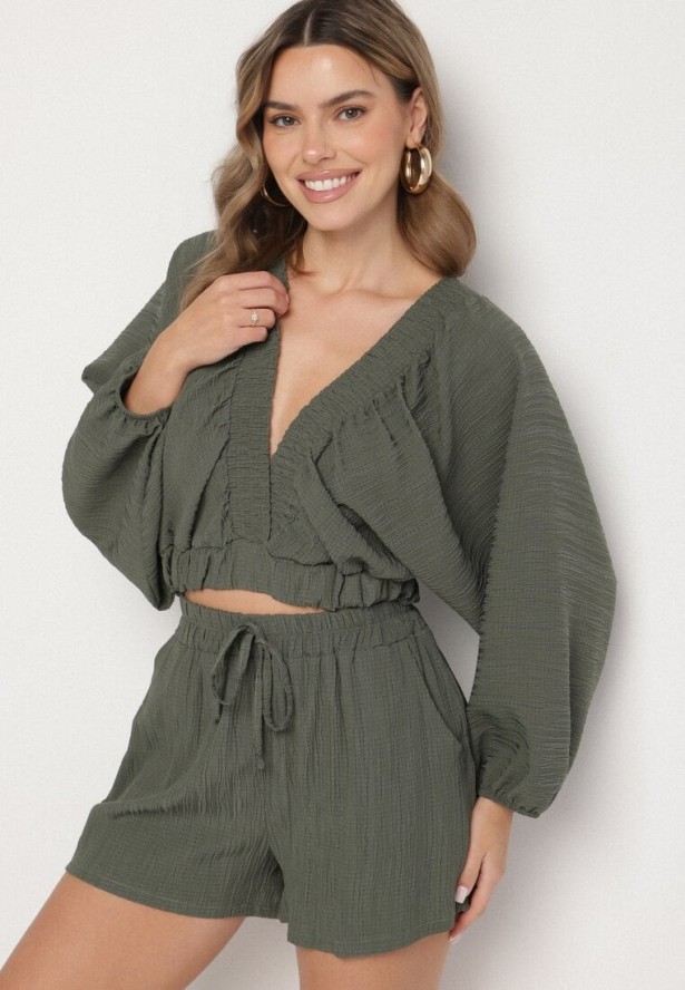 Ciemnozielony Komplet Bluzka z Rękawami Typu Nietoperz i Głębokim Dekoltem Szorty z Gumką w Talii Femvia