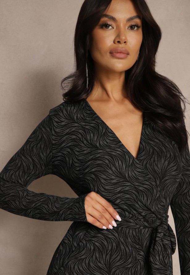 Czarny Kopertowy Kombinezon z Wiskozą z Paskiem Przeszyty Metaliczną Nicią Heladi