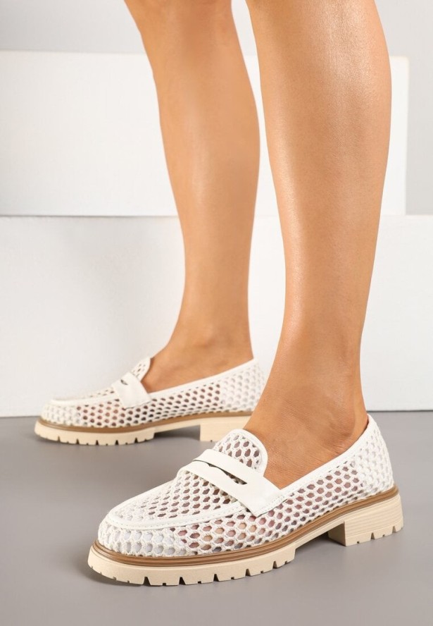 Białe Mokasyny Ozdobione Ażurową Cholewką Uliorela