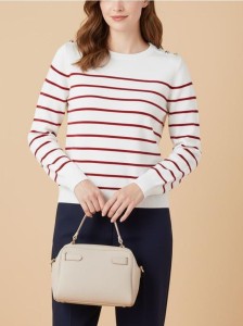 Sweter w paski z ozdobnymi guzikami na ramieniach - czerwony