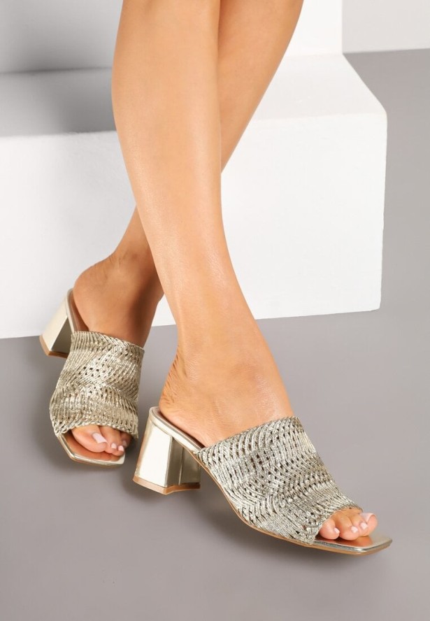 Złote Klapki na Słupku z Plecioną Cholewką Rivevelia
